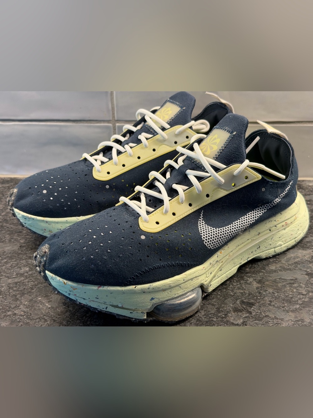 Nike Men’s Navy and Pale Yellow Cushioned Sneakers